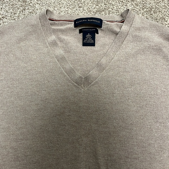 Banana Republic Beige V-Neck Sweater - Picture 2 of 2